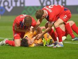 Im Abstiegsendspiel: Schlimmer Zusammenprall: Große Sorge um Heidenheims Torwart