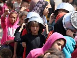 katastrophale lage in gaza: un: kinder müssen im müll nach essen suchen