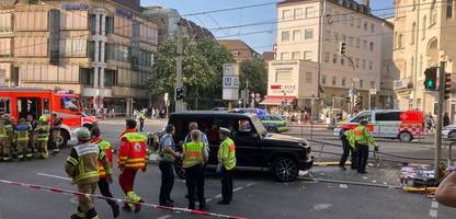 Stuttgart: Auto fährt in Innenstadt in Menschenmenge