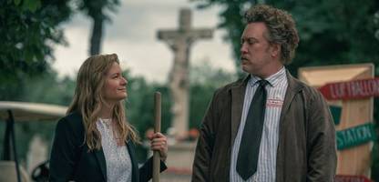 amazon-prime-serie »drunter und drüber«: der friedhof soll leben