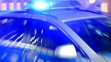auto fährt in menschengruppe in stuttgart