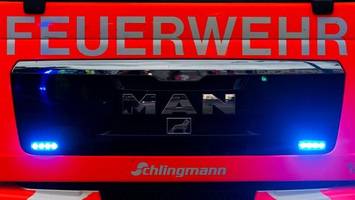brennende mülltonne führt zu feuer in mehrfamilienhaus