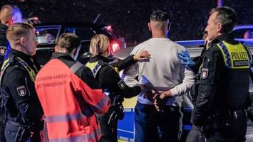 Junger Mann rast auf der Flucht durch Fußgängerzone – Festnahme
