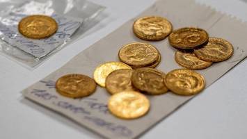mauer im wald: wanderer entdecken 300.000-euro-goldschatz