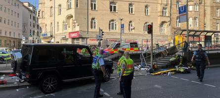 auto fährt in stuttgart in menschenmenge – mindestens eine person stirbt