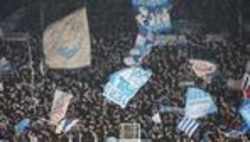 bahnhof statt stadion: volksverhetzung im zug? polizei greift bei fußballfans ein