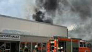 brand: hoher sachschaden durch feuer auf sporthallendach