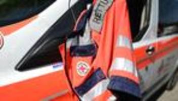 zwei verletzte: zwei schwerverletzte bei unfall auf parkplatz: darunter kind