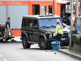 g-klasse fährt in menschenmenge: verletzte nach unfall in stuttgart außer lebensgefahr