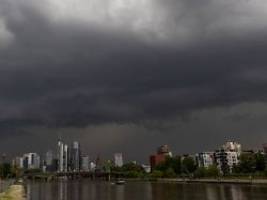 Umgestürzte Bäume, viele Unfälle: Unwetter halten Einsatzkräfte in Hessen auf Trab