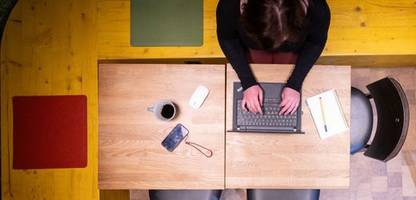 Job: Viele Menschen arbeiten krank im Homeoffice