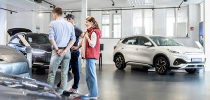 Elektromobilität: Unter 45-Jährige wollen mehrheitlich E-Auto oder Plug-in-Hybrid