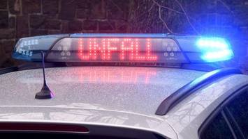 Auto kracht gegen Trecker - Mann stirbt am Unfallort