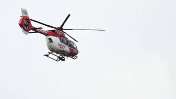 Mann am Hafen zwischen Geländer und Anhänger eingeklemmt