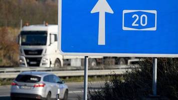 Reisebus fährt auf A20 gegen Auto - Fahrgäste unverletzt