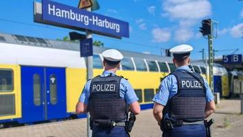 Bundespolizei muss sturzbetrunkenen Mann auf die Wache schleppen