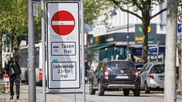 Illegal: Pkw fahren oft durch diese Einkaufsstraße – kurioser Grund