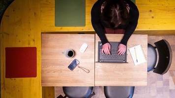 Umfrage: Zwei Drittel arbeiten auch mal krank im Homeoffice