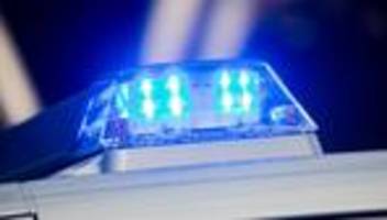 verkehr: motorradfahrer prallt gegen auto und verletzt sich schwer