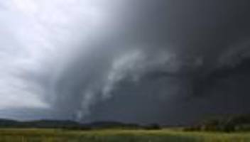 unwetter: verletzte und bahnsperrungen nach sturmtief