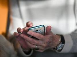 Offline und abgehängt?: Wie die über 60-Jährigen digitaler werden sollen