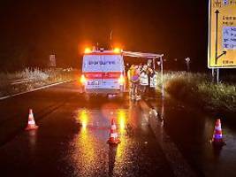 Unfall in der Nähe von Freiburg: Familie kracht mit Auto auf geparkten Lkw - drei Tote
