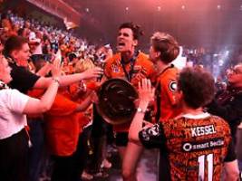 wilde partynacht in berlin: volleyball-meister schlürfen drinks aus schuhen