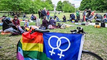 „kind wäre vollwaise“: das fordern berliner regenbogenfamilien
