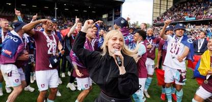 FC Burnley: Natasha Bedingfield singt »Unwritten« auf Kabinenparty