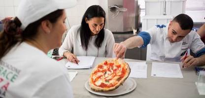 neapolitanische pizza: verein schützt qualität der tradition – und verdonnern zum nachsitzen