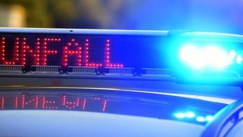 Auto kommt hochkant an Böschung zum Stehen - Fahrer verletzt