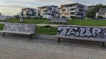 entsetzen in wedel: bänke am willkomm höft besudelt