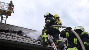 Schock für Bewohner: Gartenhaus brennt, Feuer greift über