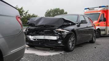 Unfall auf A1 Richtung Hamburg: Zwei Verletzte, drei Autos Schrott