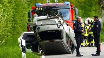 unfall auf l220: auto kommt von straße ab und überschlägt sich