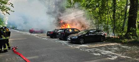 zündelei am augsburger kuhsee: brand richtet hohen schaden an