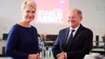 amtsende von kanzler scholz: schwesig würdigt leistungen von kanzler scholz