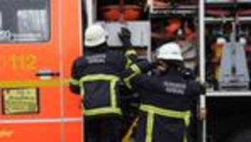 brände: feuer in tischlerei - große rauchwolke