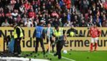 fußball-bundesliga: toppmöller kritisiert werfen von gegenständen im derby