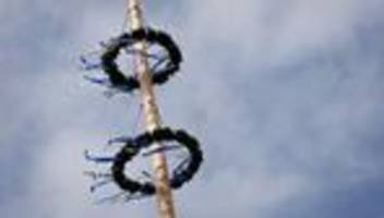 Unwetter: Maibaum kippt um und fällt auf Leitung - Stromausfall