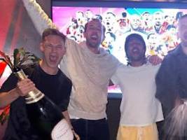 Bayern-Stars feiern ohne Fans: Harry Kane lässt es nach Titel-Erlösung im Nobelrestaurant krachen