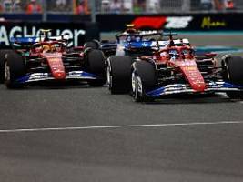 f1-team rast auf großen knall zu: lewis hamilton macht sich über ferrari-ansage lustig