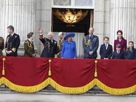(Fast) komplett vereint: Britische Royals zeigen sich auf dem Palast-Balkon
