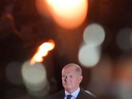 großer zapfenstreich für kanzler: olaf scholz scheidet versöhnlich aus dem amt