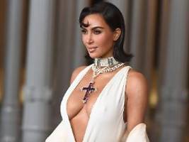 mit würde und mut: kim kardashian will angreifern in die augen sehen