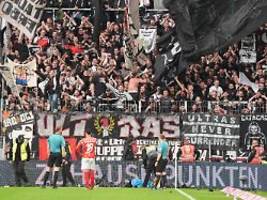 toppmöller verflucht eigene fans: dfb ermittelt wegen frankfurter wurfgeschossen