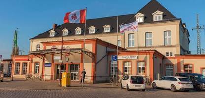Bayern: Eltern lassen Baby auf Bahnsteig zurück - Zug fährt ohne sie ab