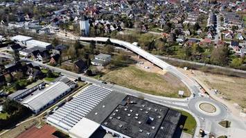 Staus an Schranken passé: Brücke über Bahnstrecke ist fertig