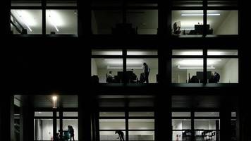 Überstunden: Workaholic oder ineffizient? Warum Mittelmanager oft mehr arbeiten