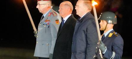 Zapfenstreich für Olaf Scholz - die Bilder